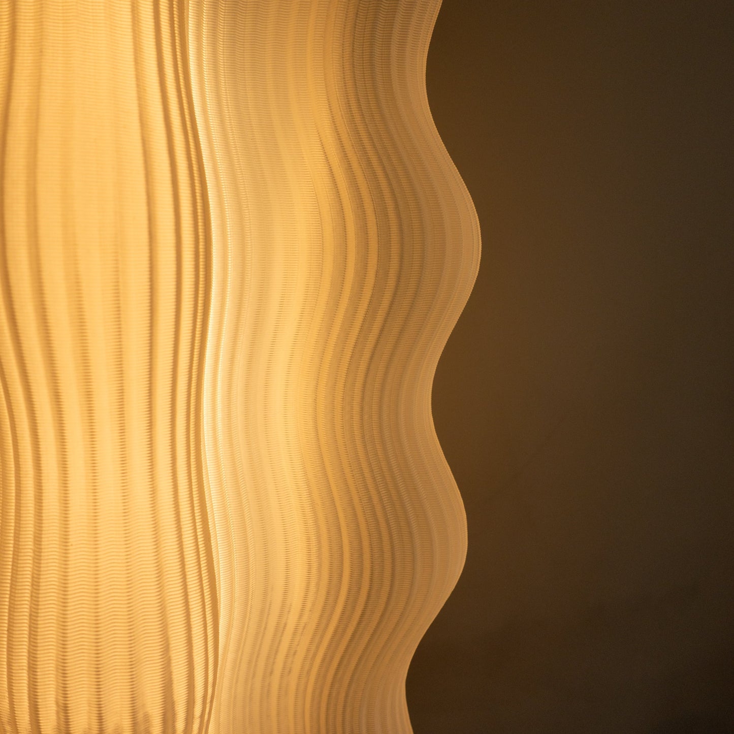 Luminária Decorativa Mega Wavy – Estilo e Sofisticação